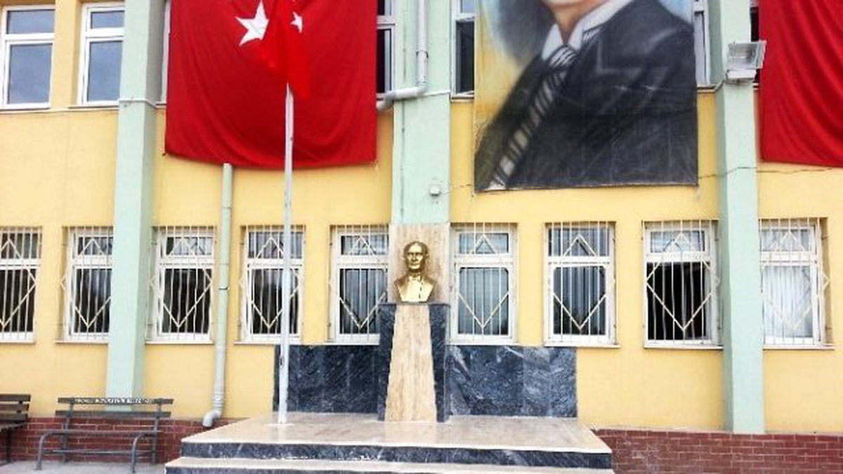 Okullardaki Atatürk Büstleri Yenilendi