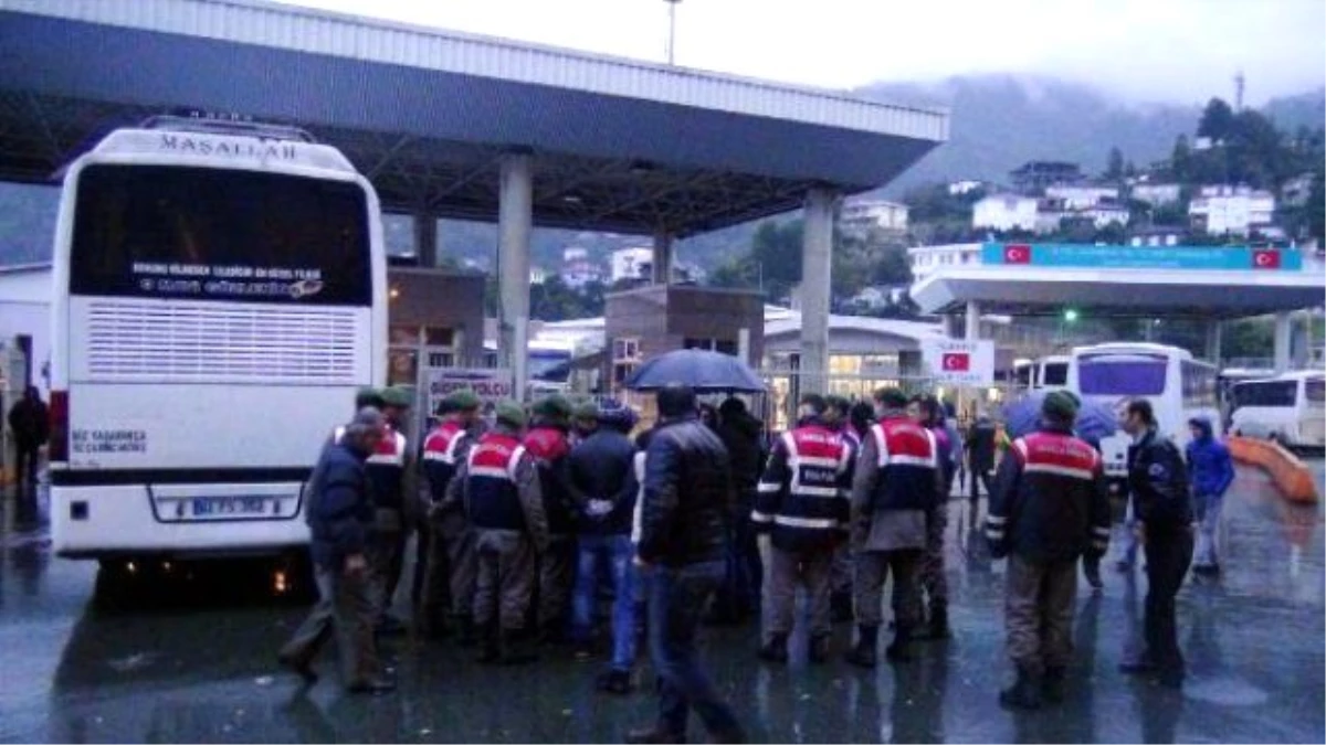 Otobüs Şoförleri Tepki İçin Sarp Sınır Kapısını Ulaşıma Kapattı