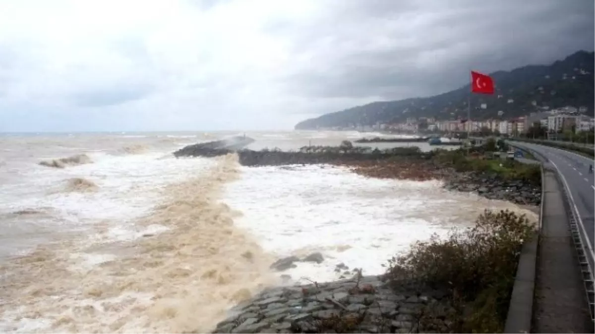 Rize\'de Şiddetli Yağış ve Fırtına Hasara Yol Açtı