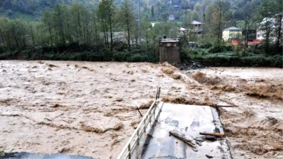 Rize\'de Şiddetli Yağışta Köprü Çöktü, Yollar Ulaşıma Kapandı