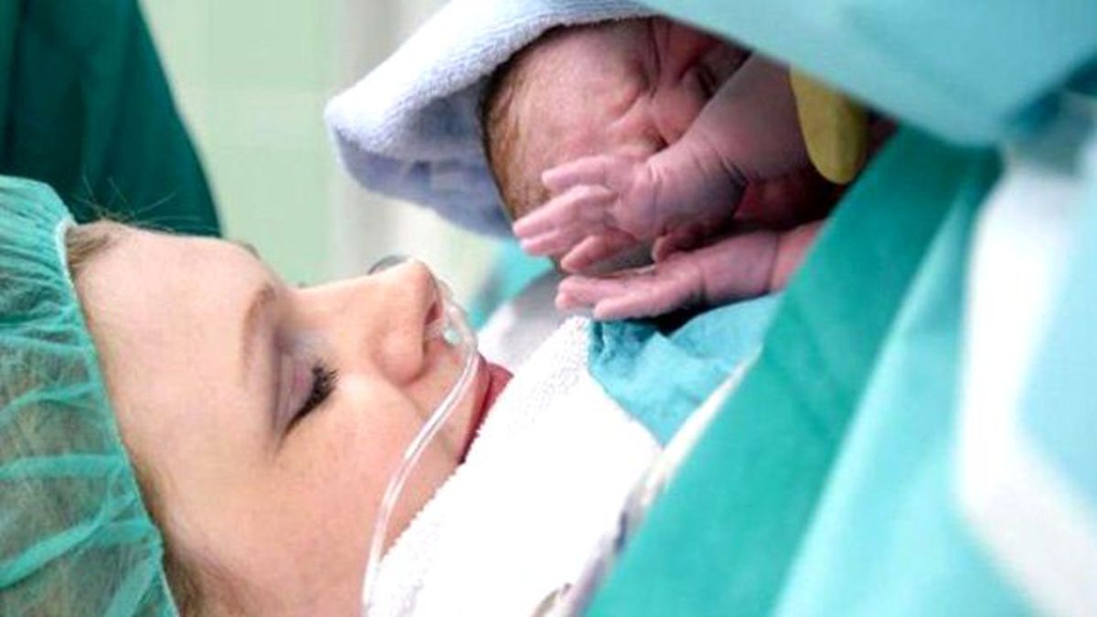 Sezaryende Bir İlk! Anne Bebeği Karnından Kendisi Çıkardı