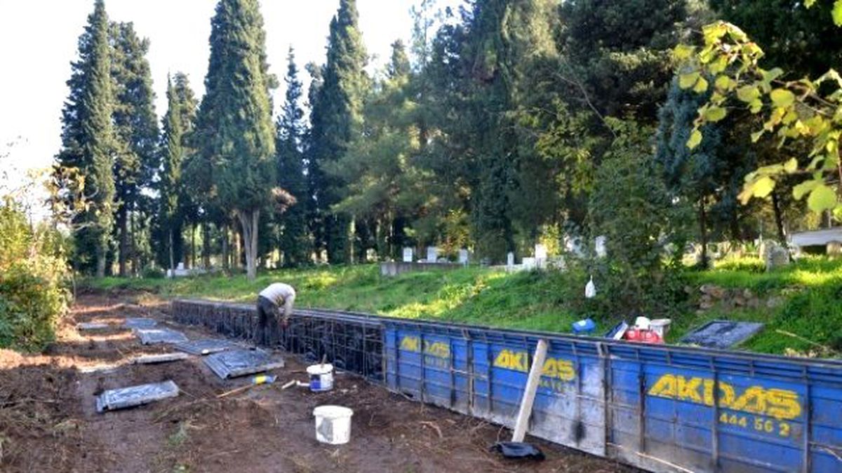 Suadiye\'de Mezarlık Duvarı Çalışması