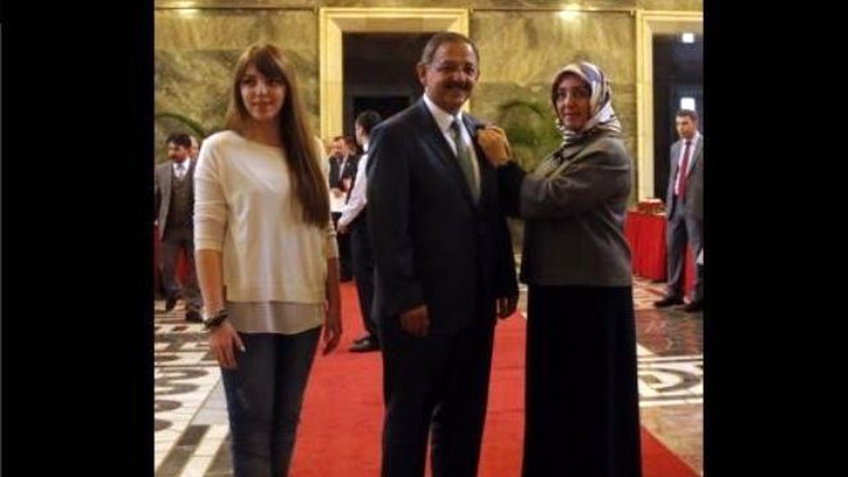 TBMM\'ye Kaydını Yaptıran Mehmet Özhaseki\'nin Rozetini Eşi Neşe Özhaseki Taktı