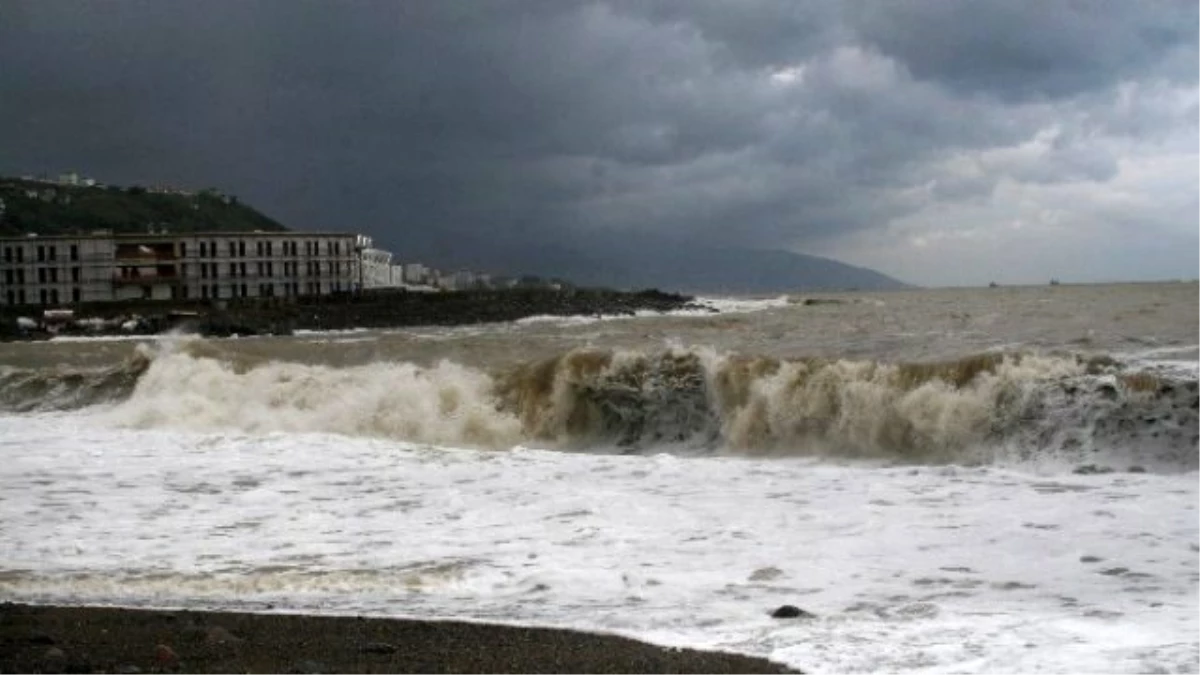 Trabzon\'da Şiddetli Yağış ve Fırtına Hayatı Olumsuz Etkiliyor
