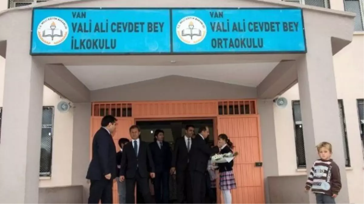 Van Valisi Taşyapan, Onarımı Yapılan Okulu Ziyaret Etti