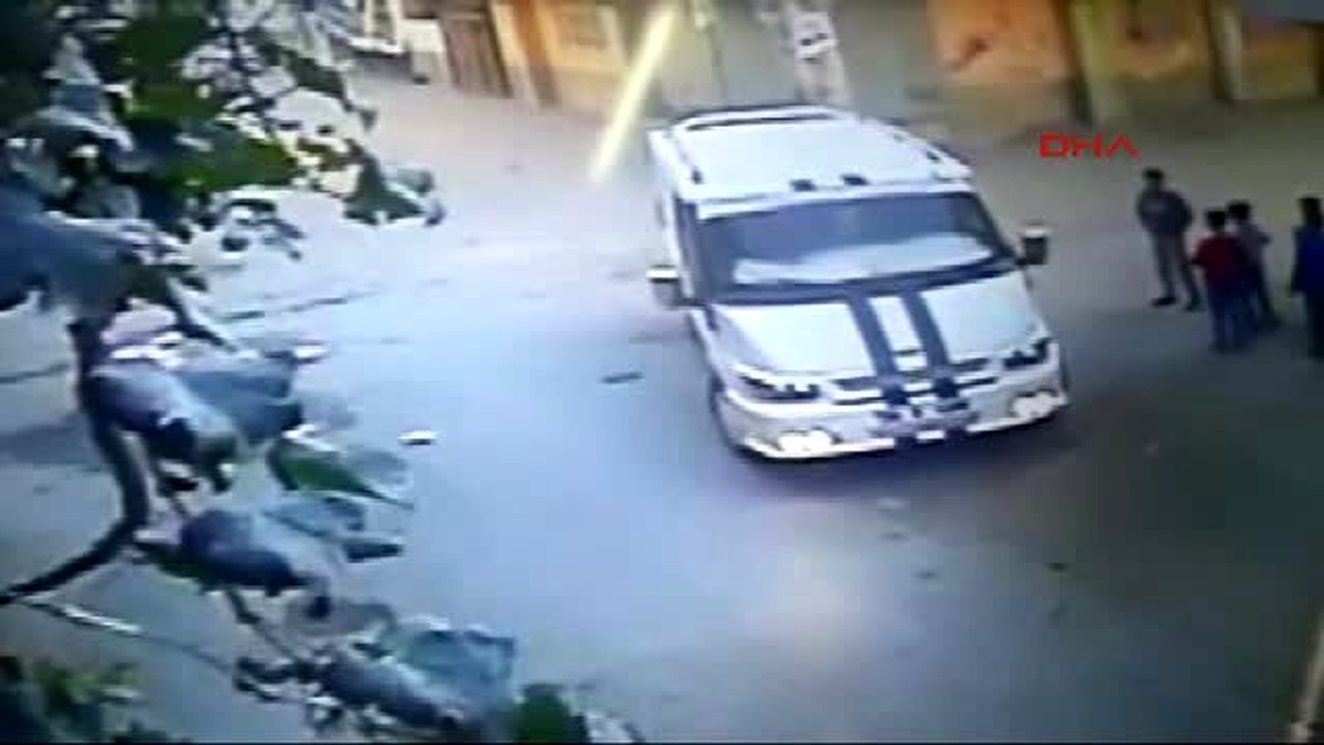 Küçük Çocuğa Çarpıp Kaçan Minibüs Sürücüsü Aranıyor