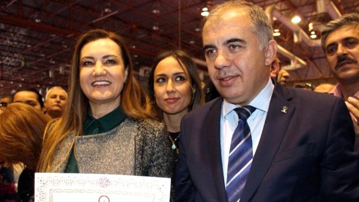 AK Parti\'li Nükhet Hotar Mazbatasını Annesiyle Aldı