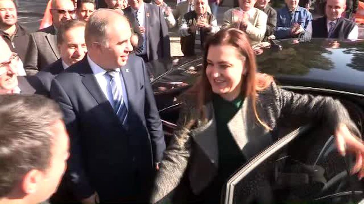 AK Parti Genel Başkan Yardımcısı Nükhet Hotar Mazbatasını Aldı