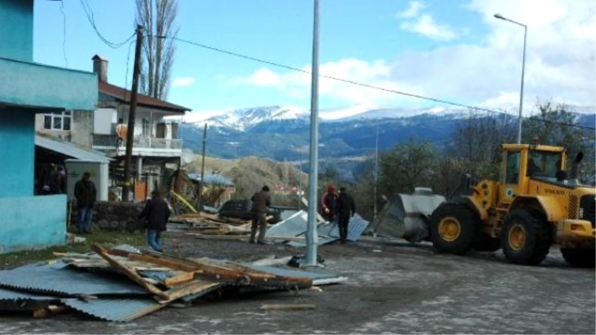 Ardahan\'da Şiddetli Rüzgar Çatıları Uçurdu, Minare Yıktı