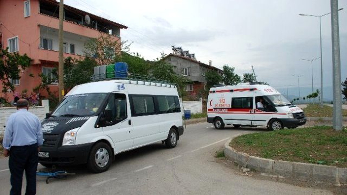 Adana\'da Minibüsün Çarptığı Bisikletli Çocuk Yaralandı