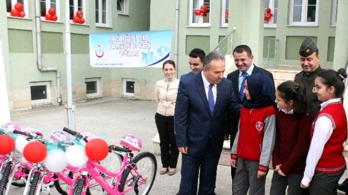 Aydınpınar İlkokulunda Bisiklet Dağıttılar