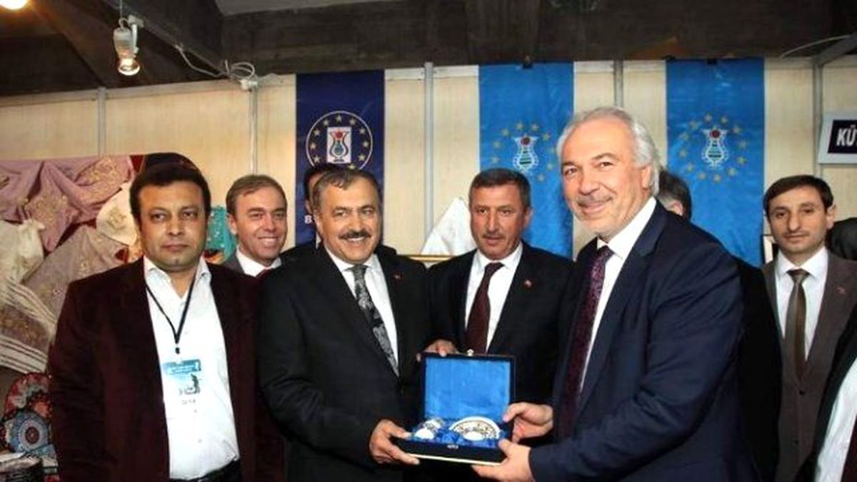 Bakan Eroğlu, Kütahya Belediyesi\'nin Stantlarını Gezdi