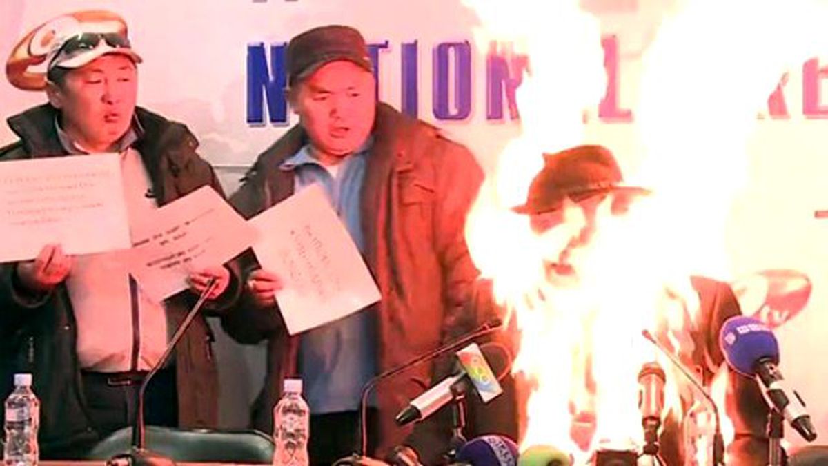 Konuşmacı Basın Toplantısında Kendisini Cayır Cayır Yaktı