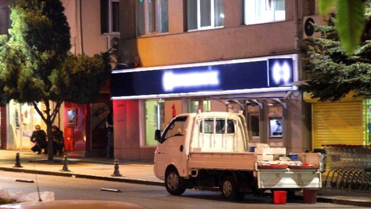 Çarşaflı 2 Kişi Banka Çalışanlarını Rehin Aldı