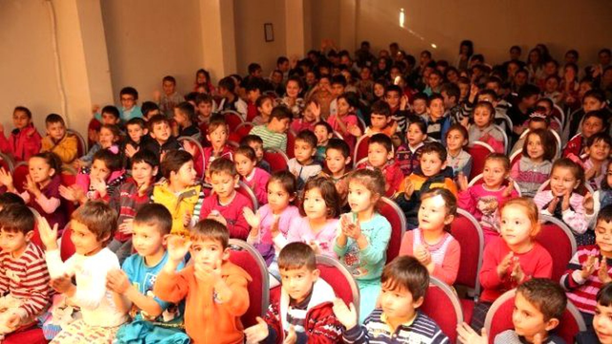 Çocuklara "Karagöz Mikroplara Karşı" Konulu Gölge Oyunu Düzenlendi