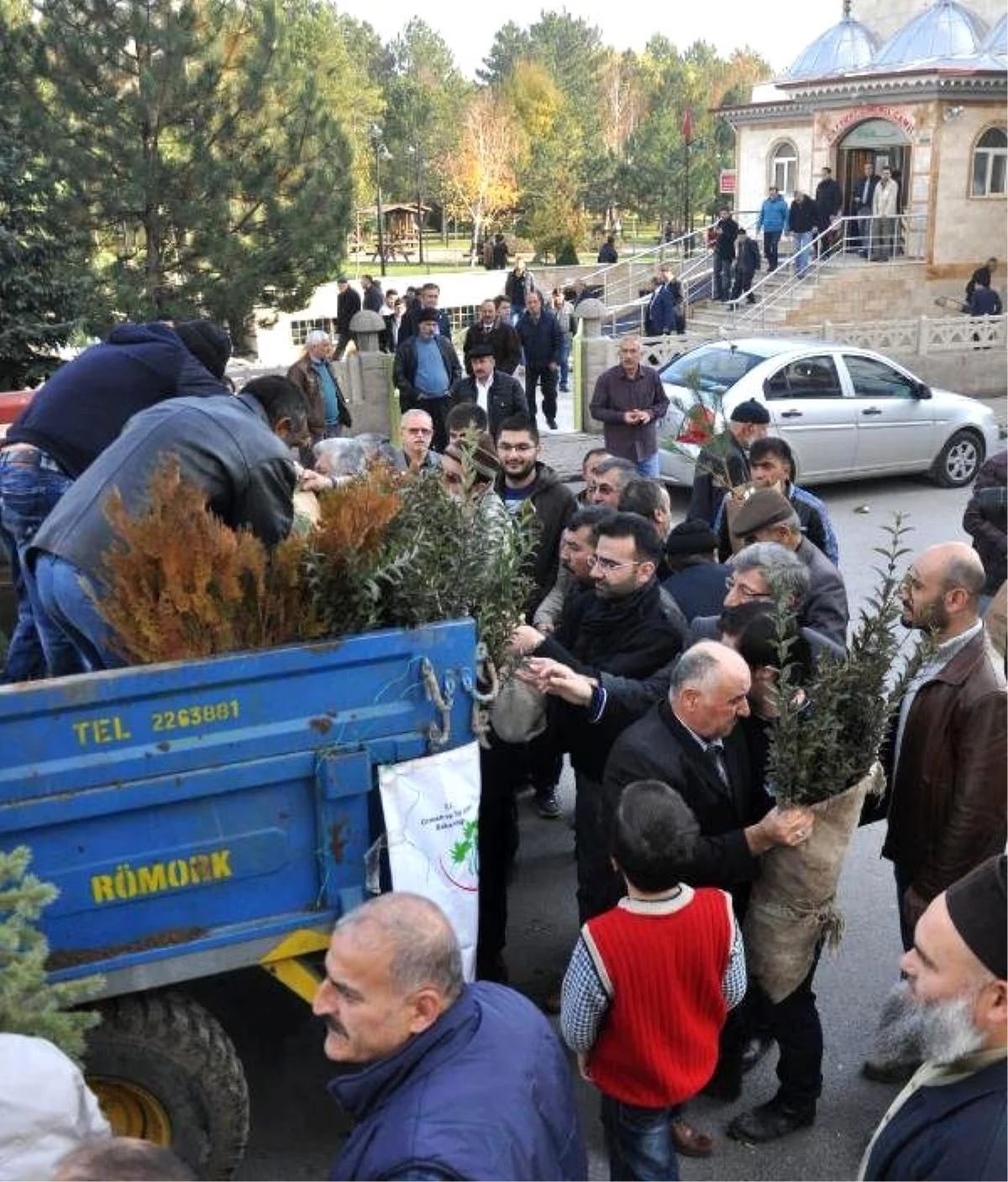 Cuma Namazından Çıkanlara Fidan Dağıtıldı