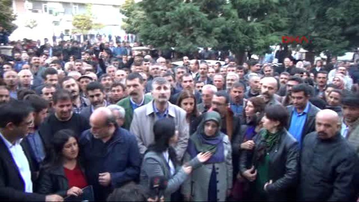 Diyarbakır - Silvan\'da Yürüyüşe Geçen Hdp\'lilere İzin Verilmedi; 1 Kişi Yaralandı 3