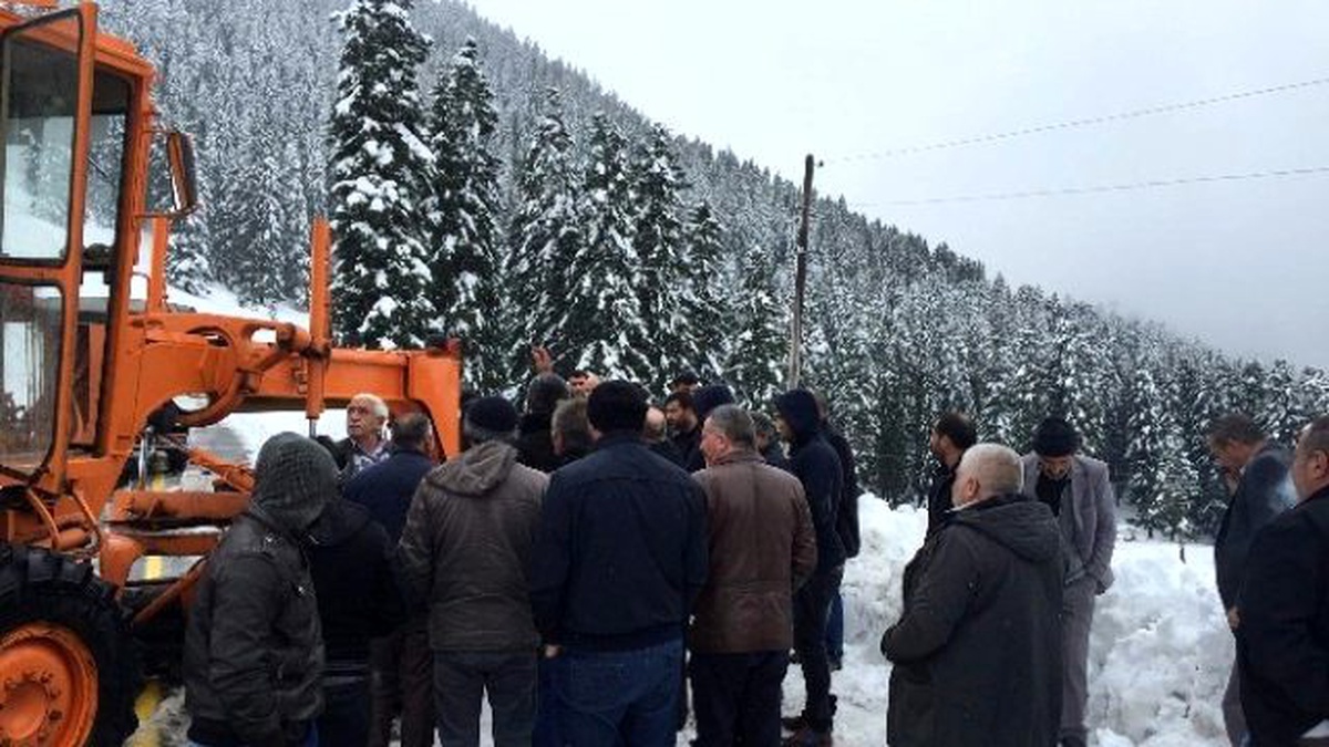 Kar Yağışı Yüzünden Ulaşıma Kapanan Yolda Mahsur Kalan Sürücüler Yolu Açmaya Çalışan Görevlilerle...