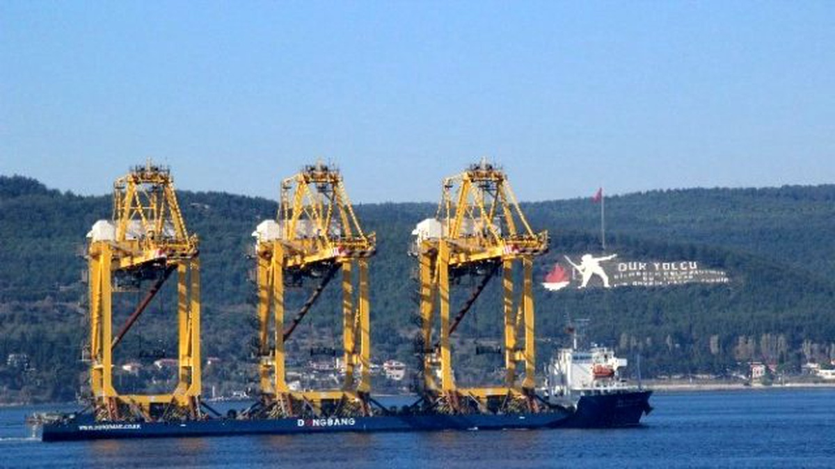 Liman Vinci Taşıyan Gemi Çanakkale Boğazı\'ndan Geçti