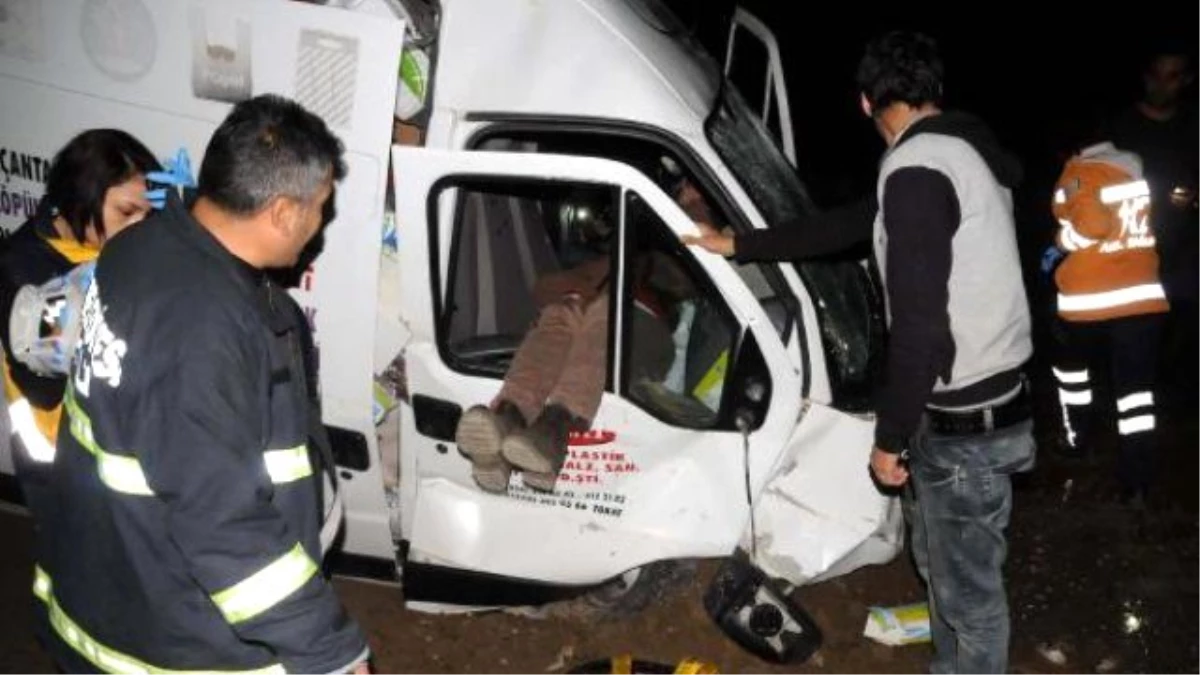 Minibüs Yoldan Çıktı: 2 Yaralı