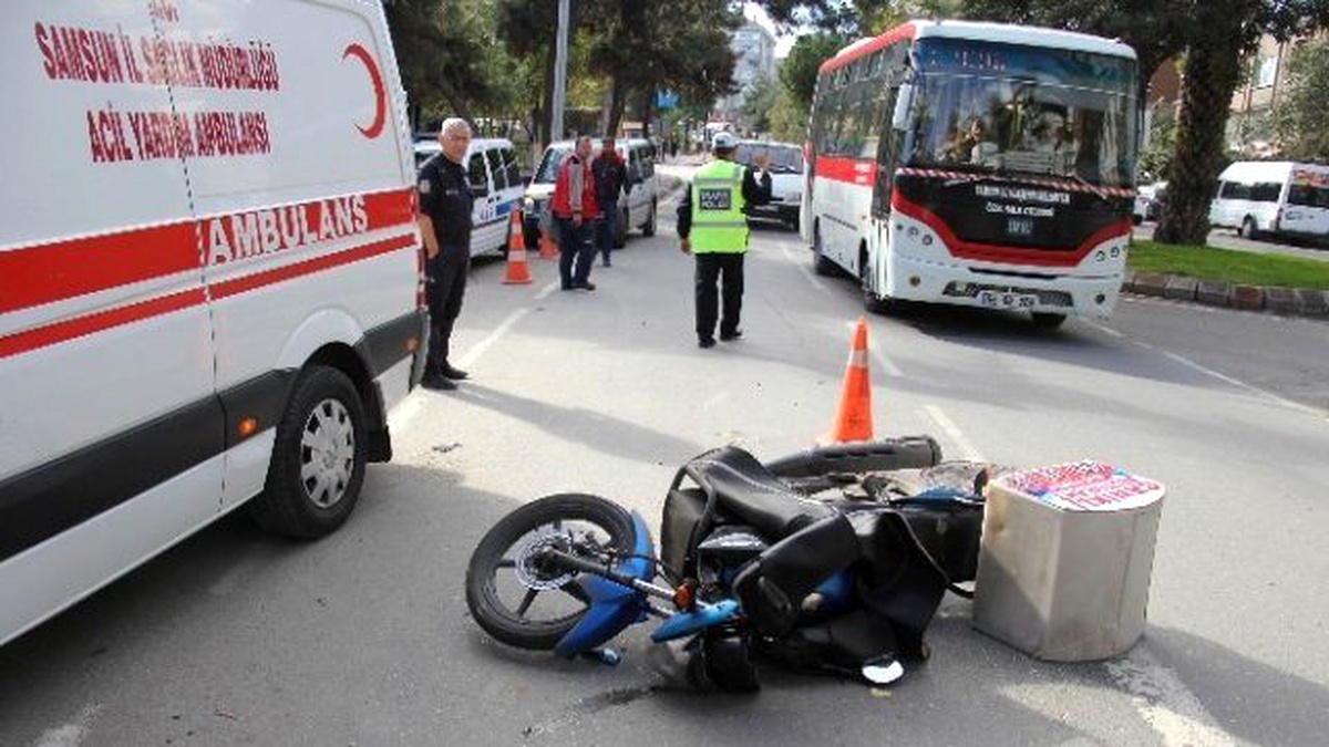 Motosikletli Kurye Yayaya Çarptı: 2 Yaralı