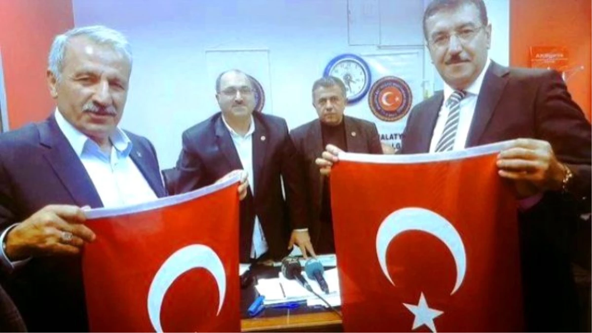 Muhtarlardan Terörle Mücadeleye Türk Bayraklı Destek