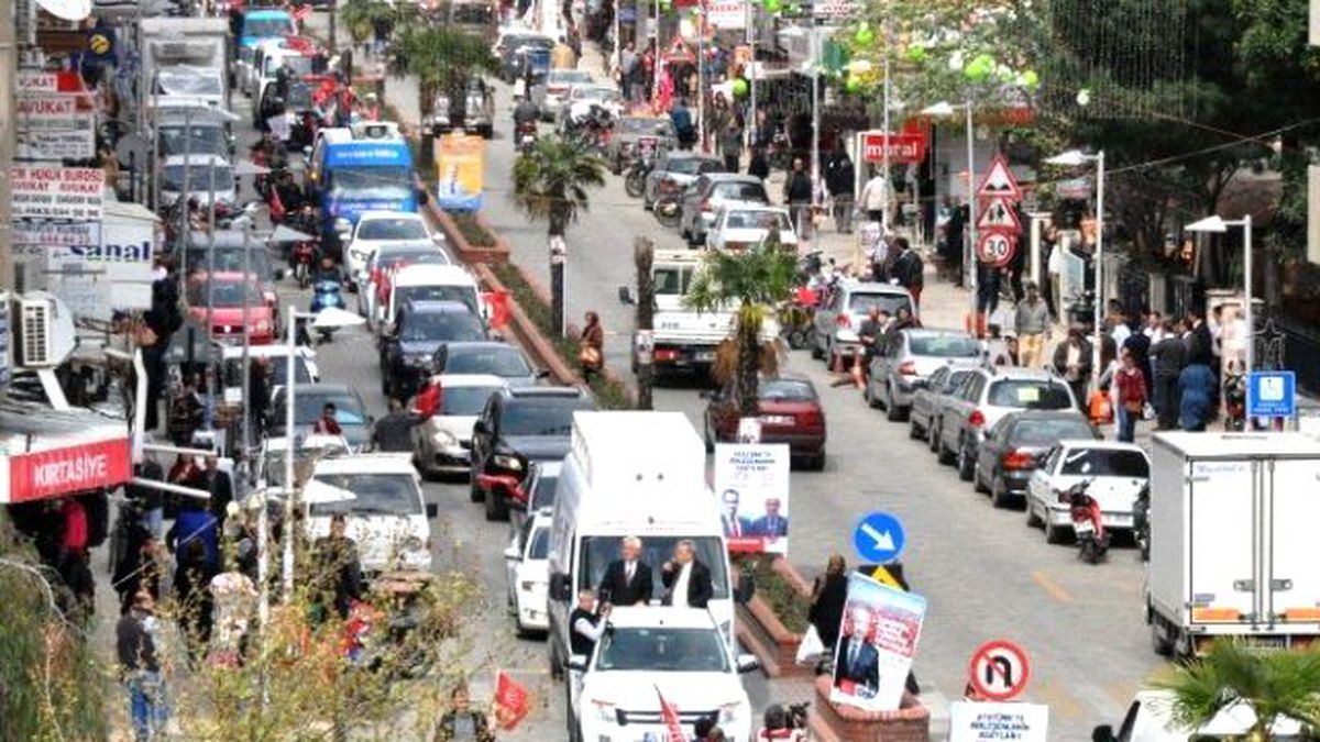 Ödemiş\'te Konvoy Araçları Trafiği Aksatıyor