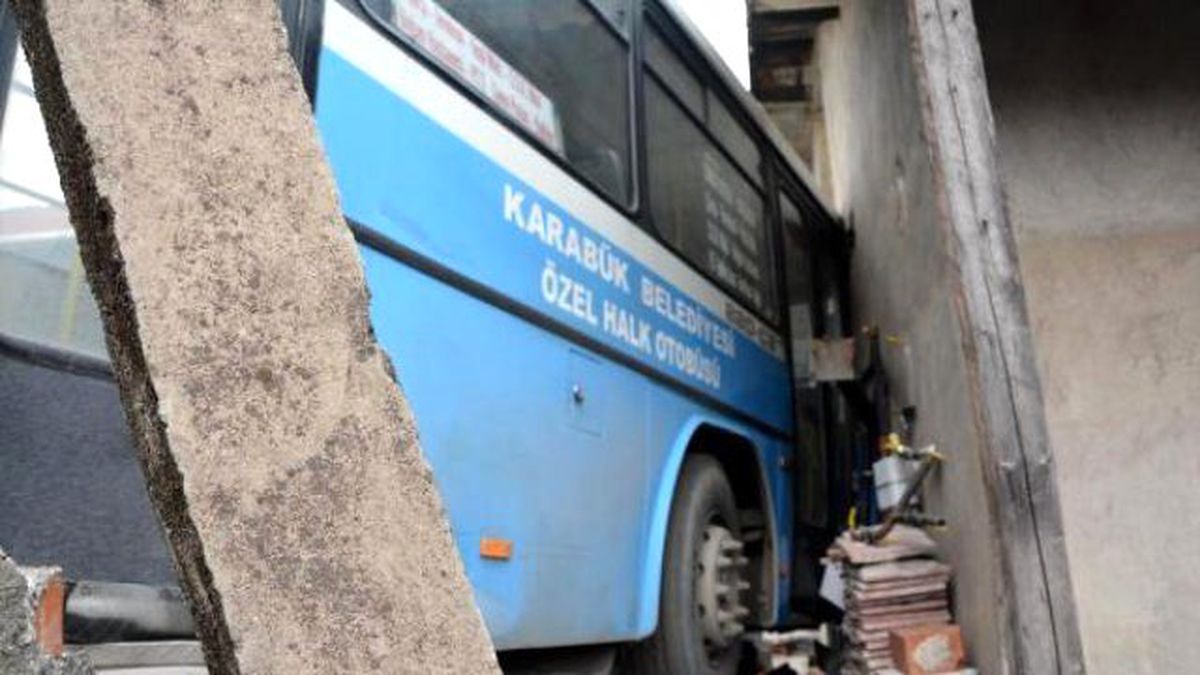 Tamir Edilirken Hareket Eden Otobüs 2 Araca ve Eve Çarptı