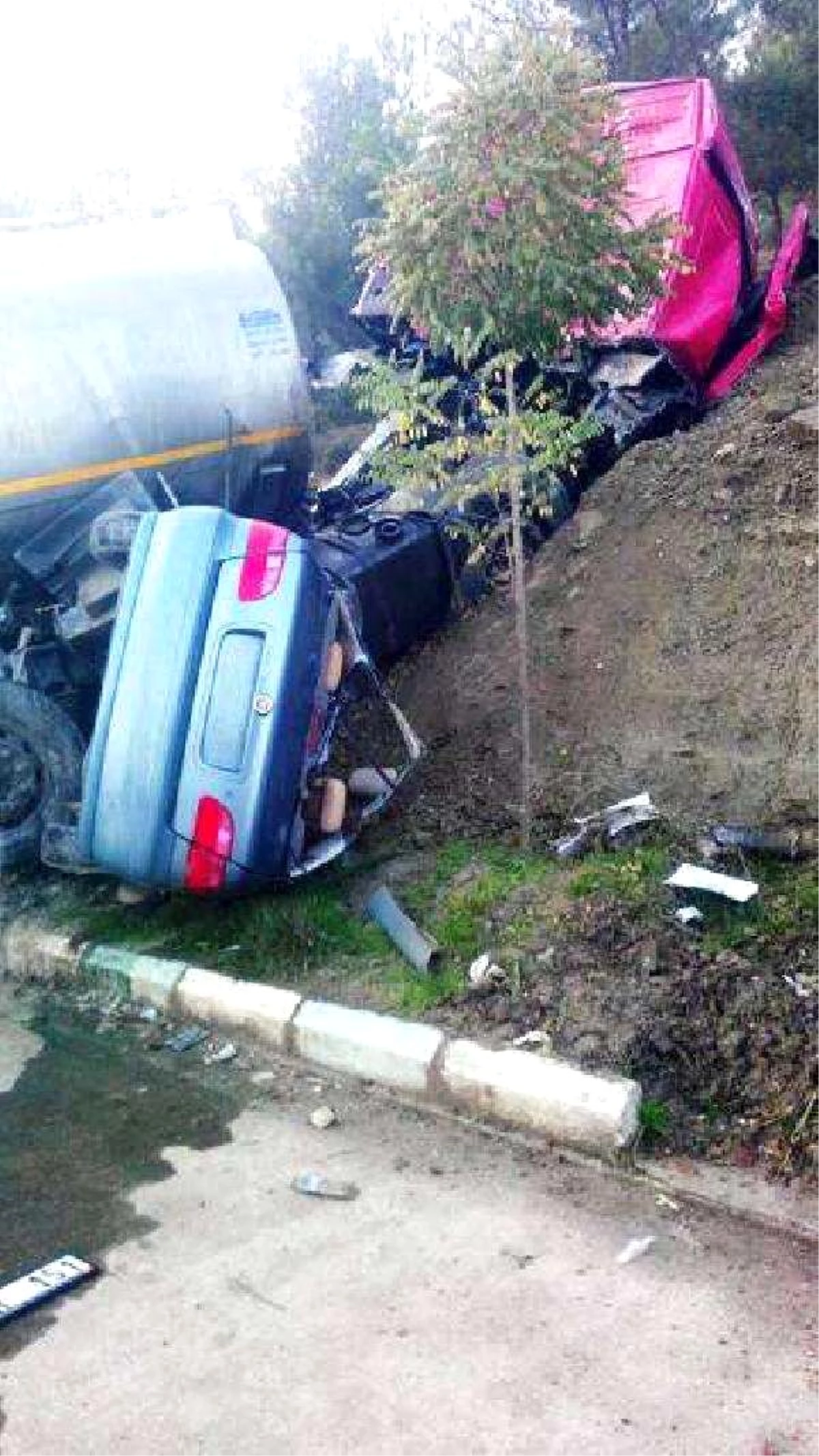 Tanker Park Halindeki Otomobile Çarptı: 1 Ölü, 1 Yaralı