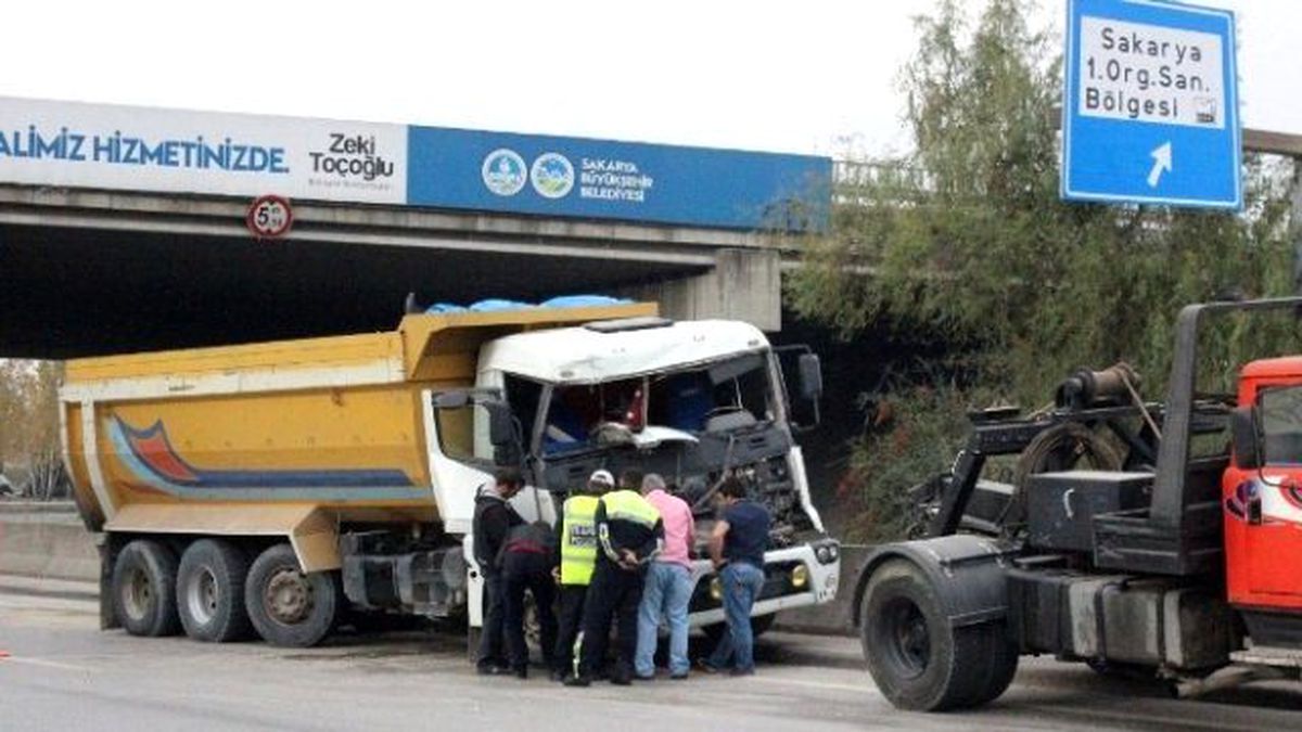 Tır ile Kamyon Çarpıştı, D-100 Trafiğe Kapandı