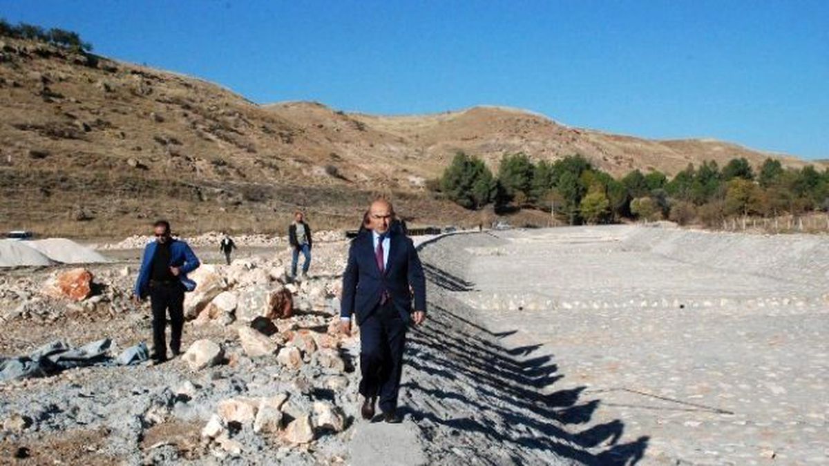 Vali Demirtaş, Beşpınar\'da Yapımı Devam Eden Trapez Kanalları İnceledi