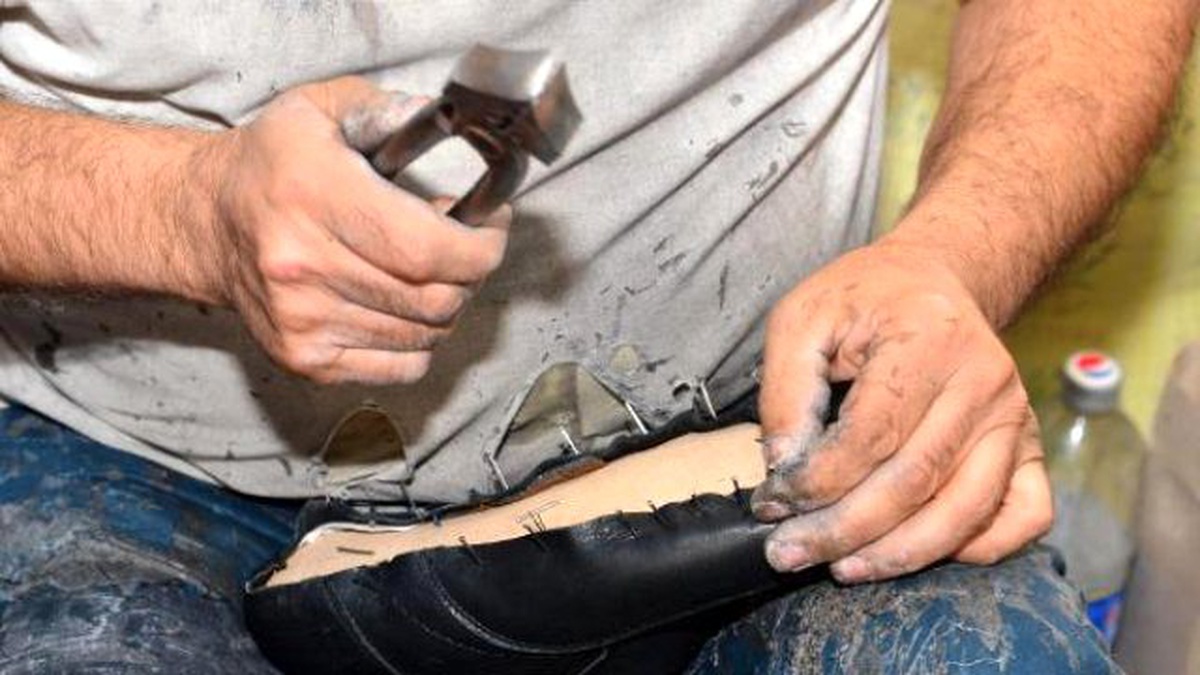 15 Metrekarelik Dükkanda 33 Yıldır Ayakkabı Yapıyor