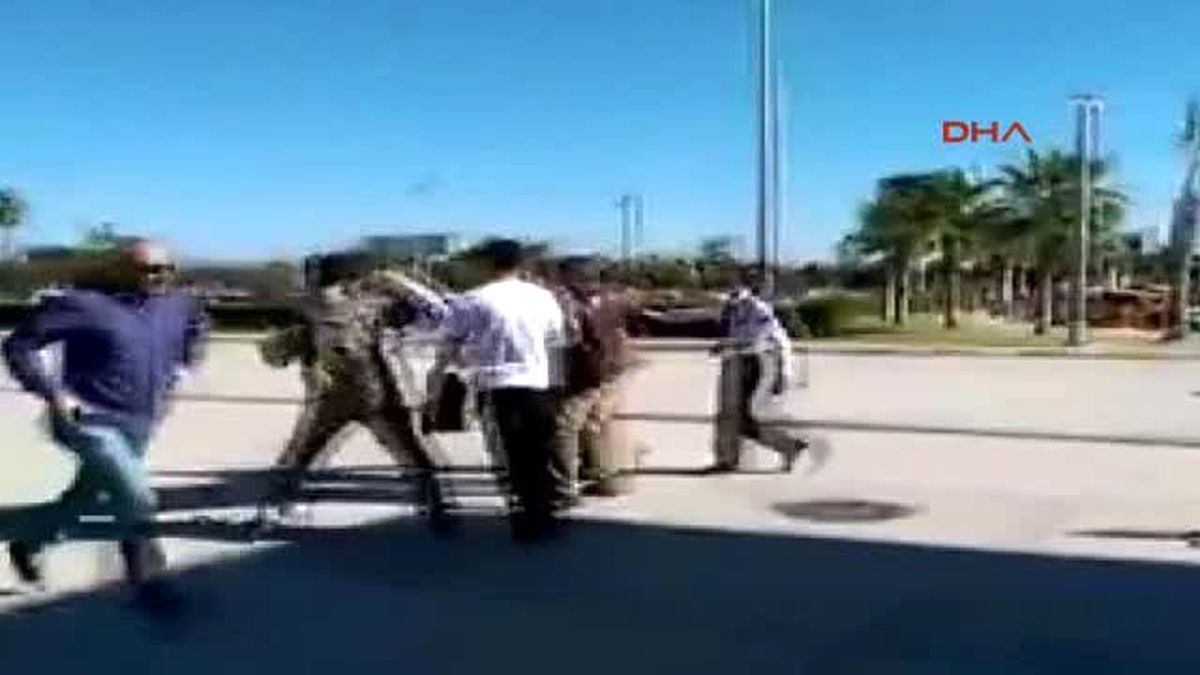 Antalya - Havalimanında İlk Protesto