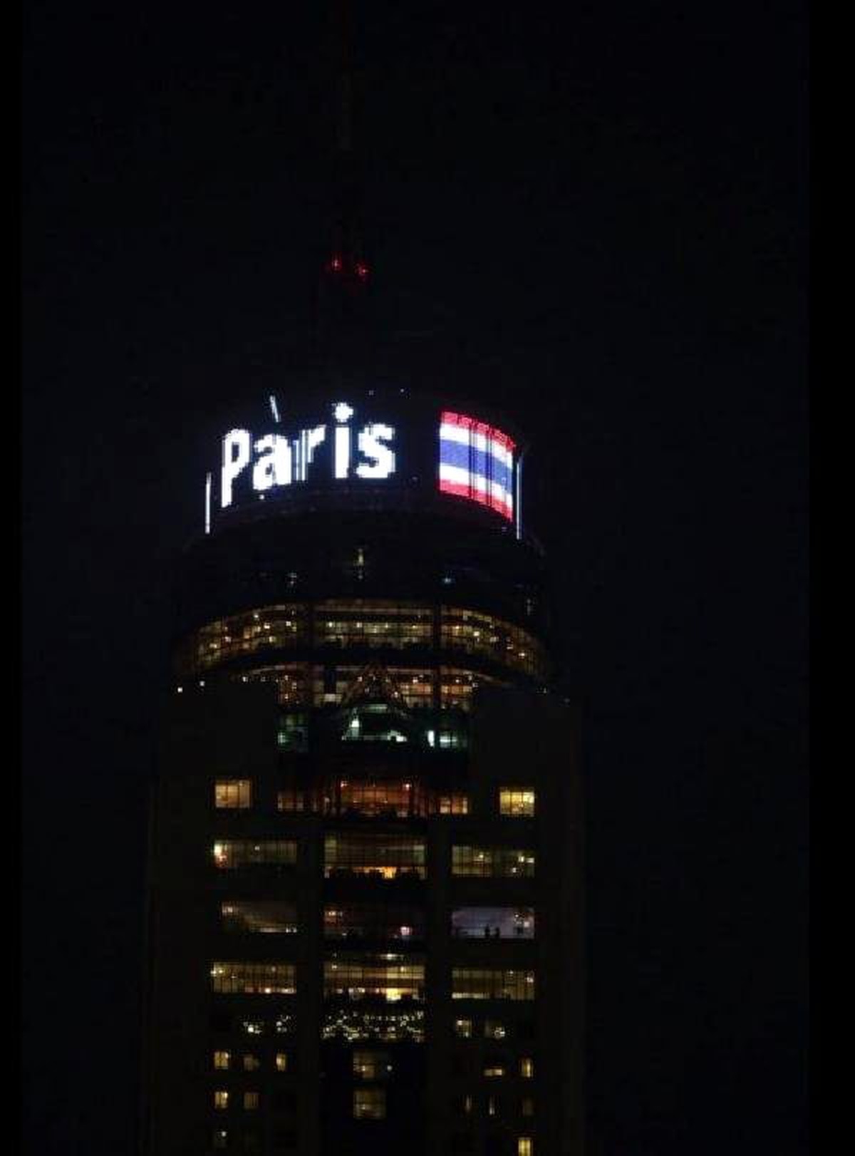Bangkok\'taki Ünlü Gökdelenden Paris\'e Destek