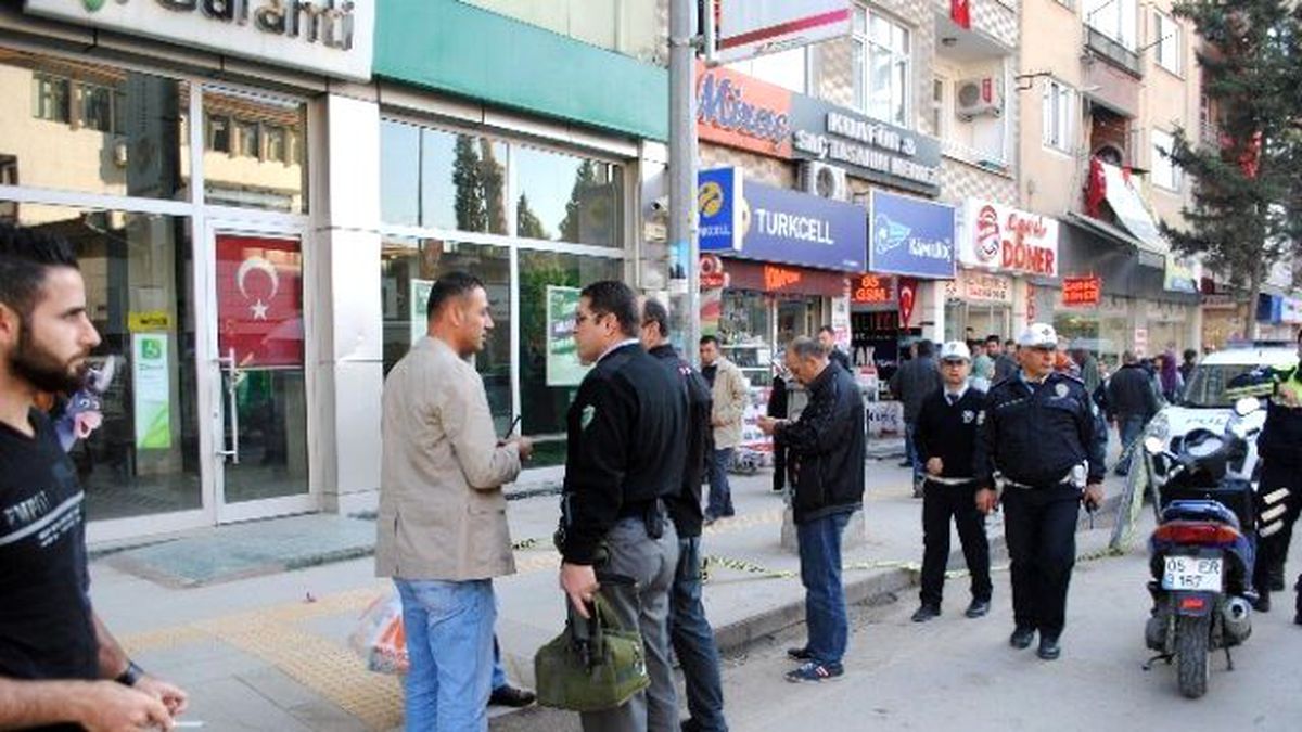 Banka Önüne Bırakılan Kutu Fünyeyle Patlatıldı