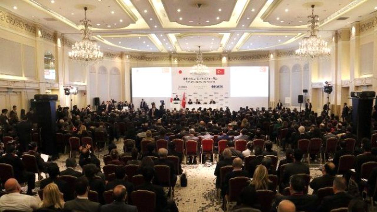 Başbakan Davutoğlu: "Ticaret Hacmimizi 5 Yıl İçinde 10 Milyar Dolara Çıkarmamız Şart"