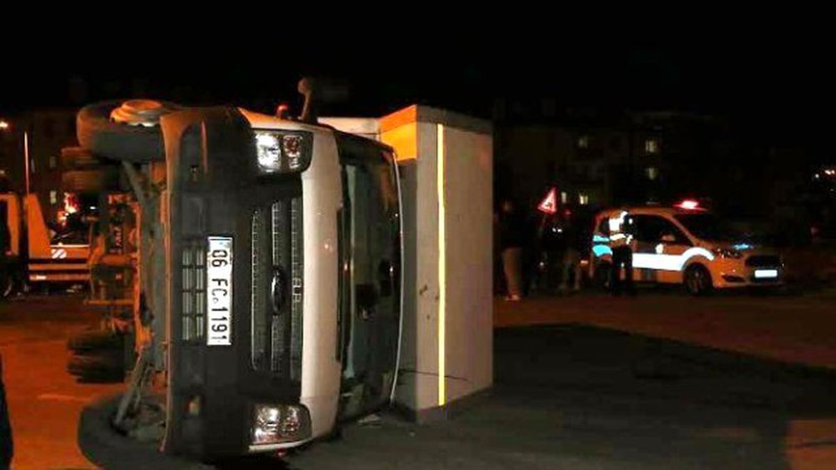 Başkent\'te Kaza Yapan Kamyonet Devrildi