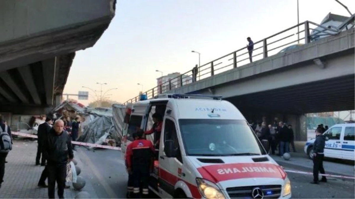 Başkent\'te Köprüden Uçan Tır, Otomobilin Üzerine Düştü