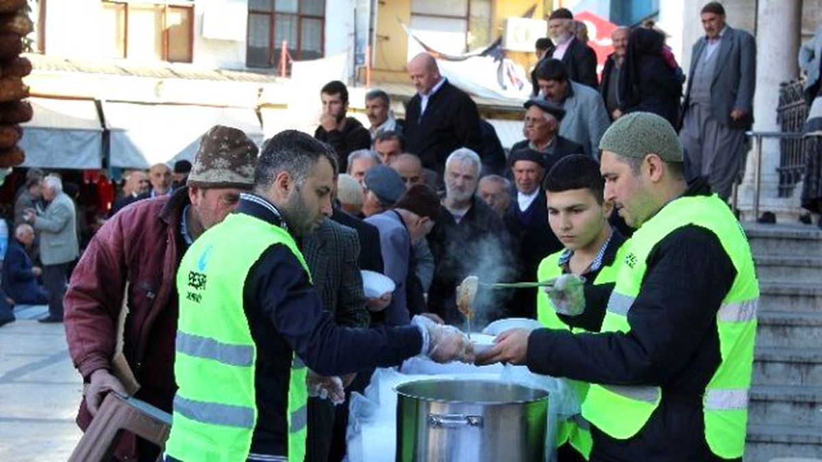Beşir Derneği Tarafından 3 Bin Kişiye Aşure Dağıltıldı
