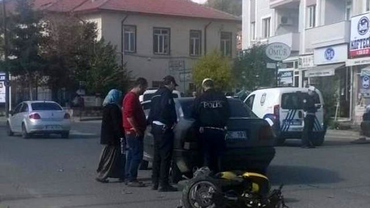 Bozüyük\'te Otomobilin Çarptığı Motosiklet Sürücüsü Yaralandı