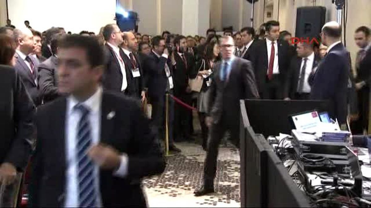 Davutoğlu ve Abe'den Paris'te Ölenler İçin Saygı Duruşu