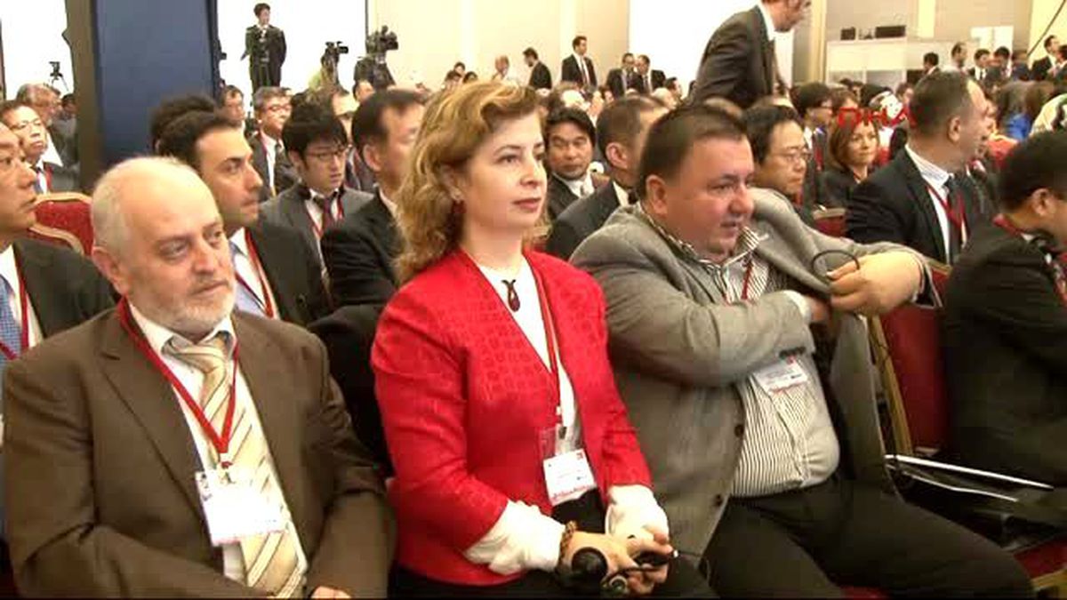 Davutoğlu ve Abe\'den Paris\'te Ölenler İçin Saygı Duruşu