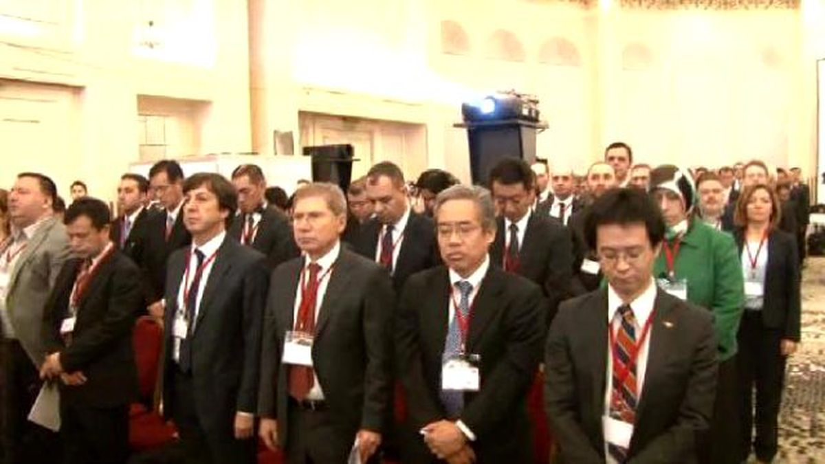 Davutoğlu ve Abe\'den Saygı Duruşu