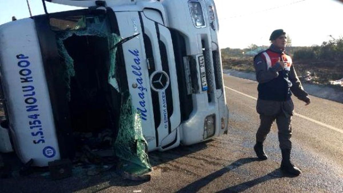 Devrilen Kamyonun Sürücüsü Yaralandı