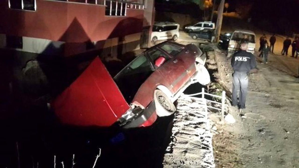Drift Atan Otomobil Bahçe Duvarına Çıktı