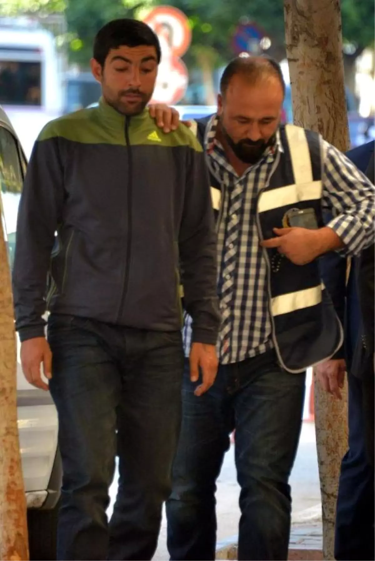 Hakkında Dedikodu Yapan Adamları Affetmedi! Ormana Götürüp İşkence Ettiler