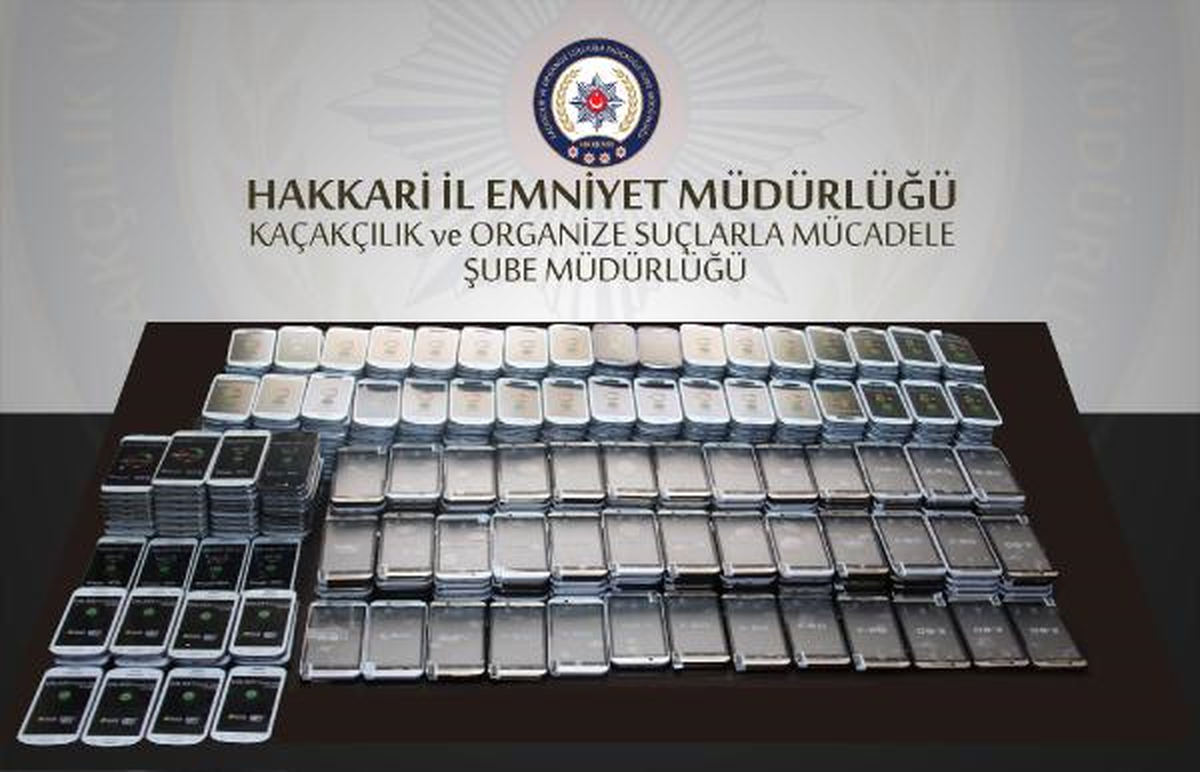 Her Yeri Doldurmuşlar! Durdurulan Araçtan 501 Adet Akıllı Telefon Çıktı