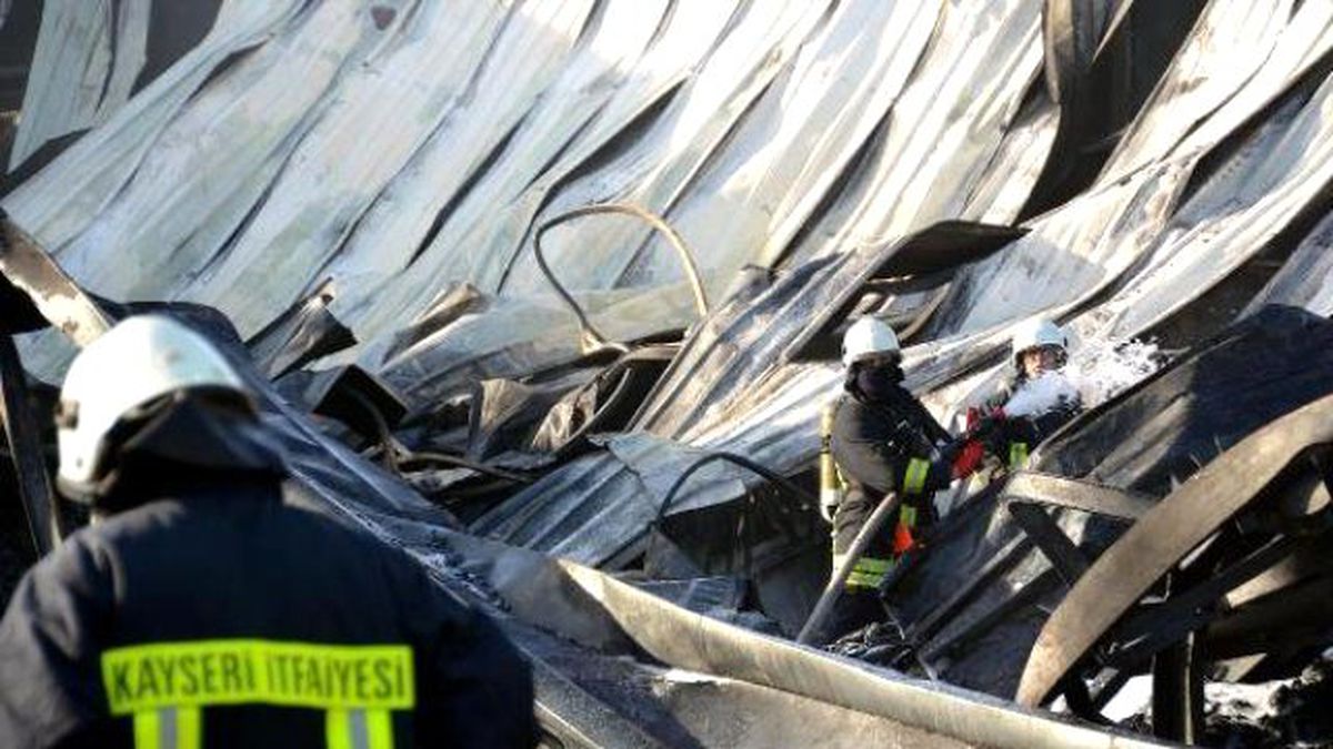 İnşaat Malzemeleri Üretilen Fabrika Yandı