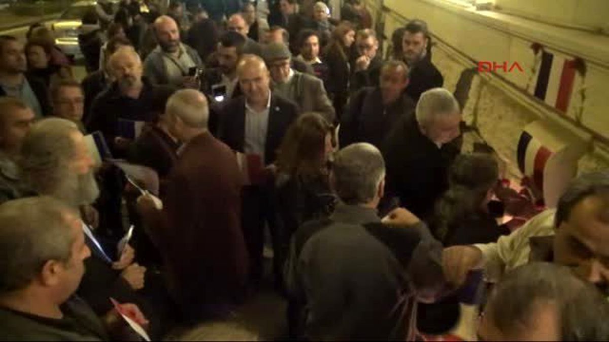 İzmir Paris\'teki Saldırılar İzmir\'de Protesto Edildi