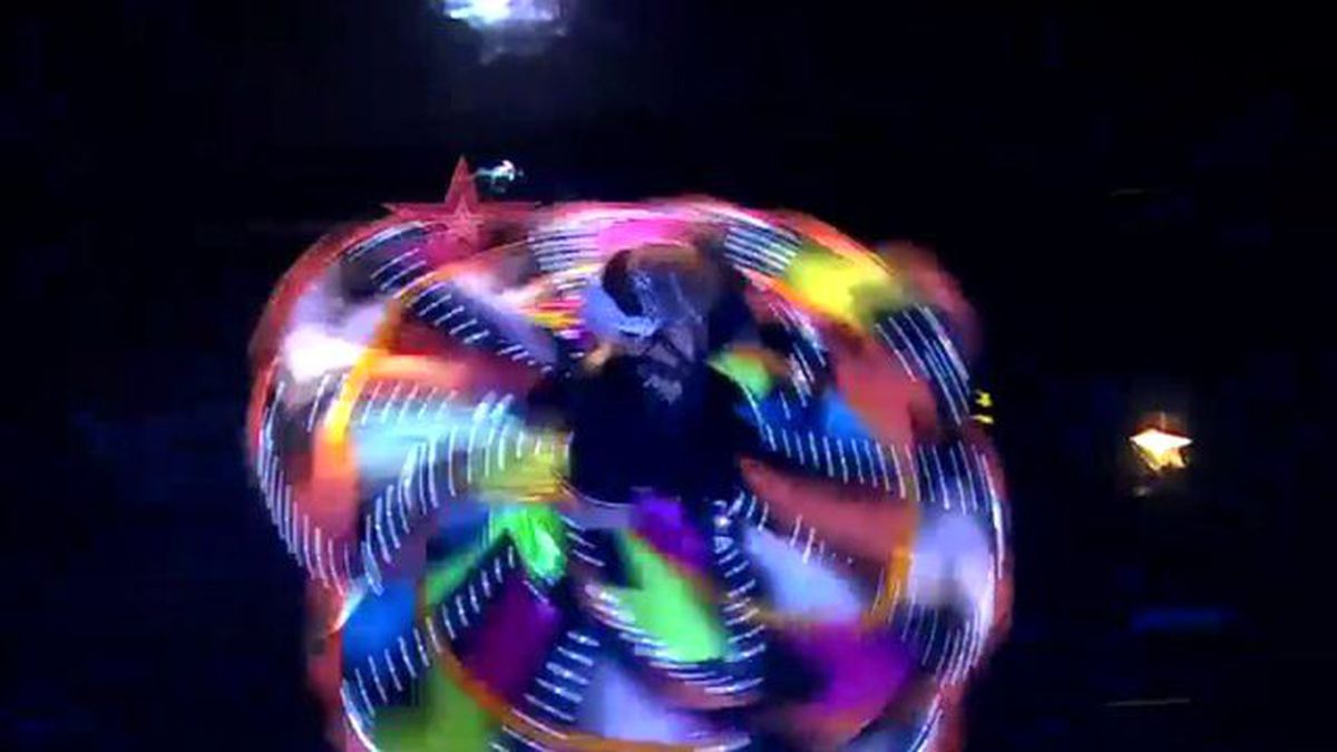 Jale Şimşek\'in Işık Dansı Gösterisi